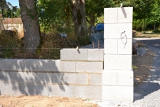 Construction d'un mur de clôture et de pilier en granit